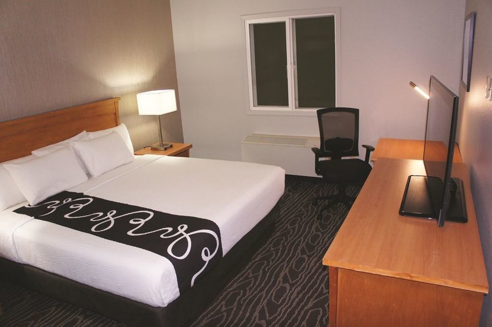 La Quinta By Wyndham Fairbanks Airport Hotel Room photo