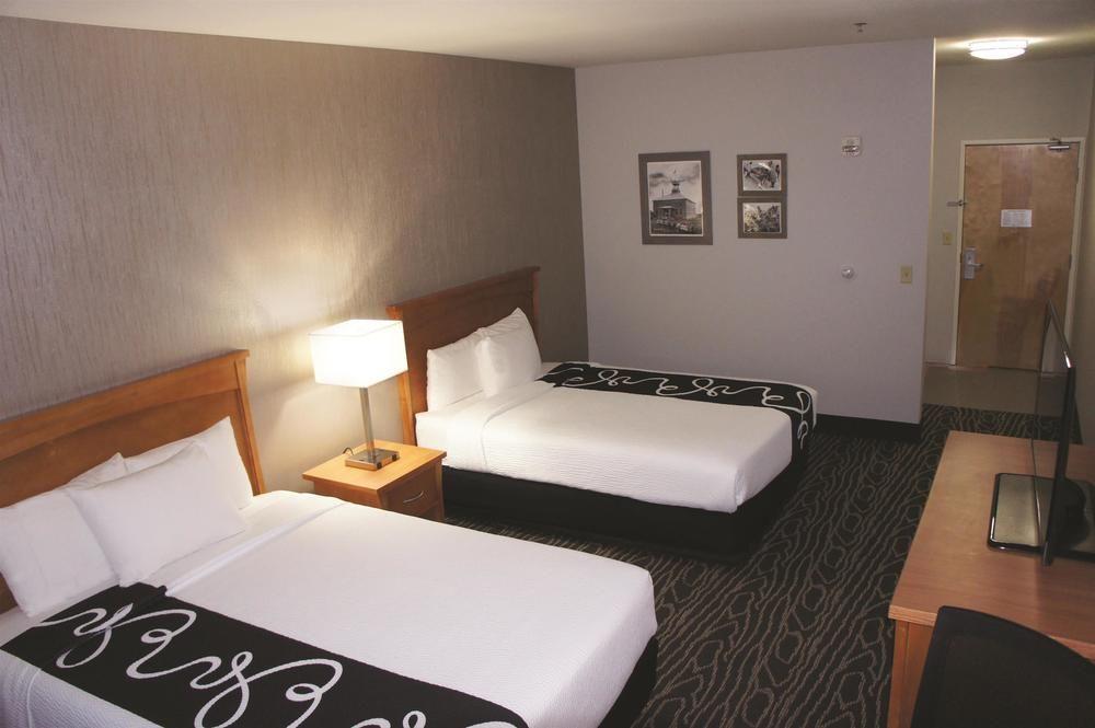 La Quinta By Wyndham Fairbanks Airport Hotel Exterior photo